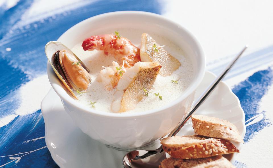 Fischsuppe mit Garnelen und Muscheln