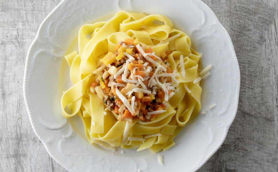 Pappardelle mit Bolognese • Rezept • GUSTO.AT