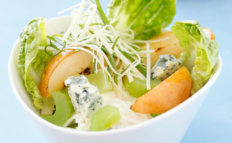 Sellerie-Blauschimmelkäse-Salat mit Honigbirne