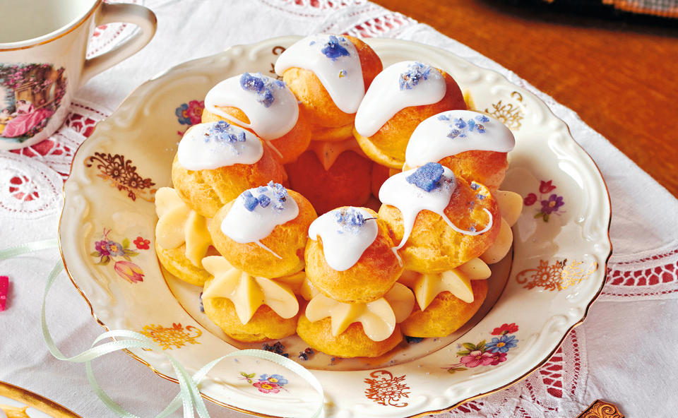 Brandteigkränzchen mit Crème Pâtissière & kandierten Blüten