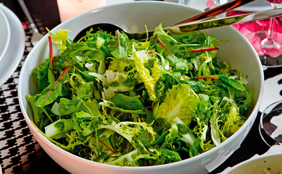 Salat mit Salsa verde, Fenchel und Minigurken