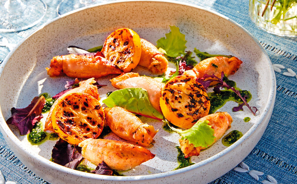 Tintenfischtuben mit Shrimps-Semmelfülle und Kräutersalsa