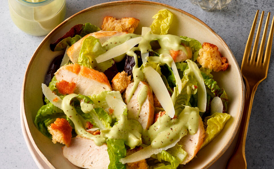 Caesar Salad mit Avocado-Dressing