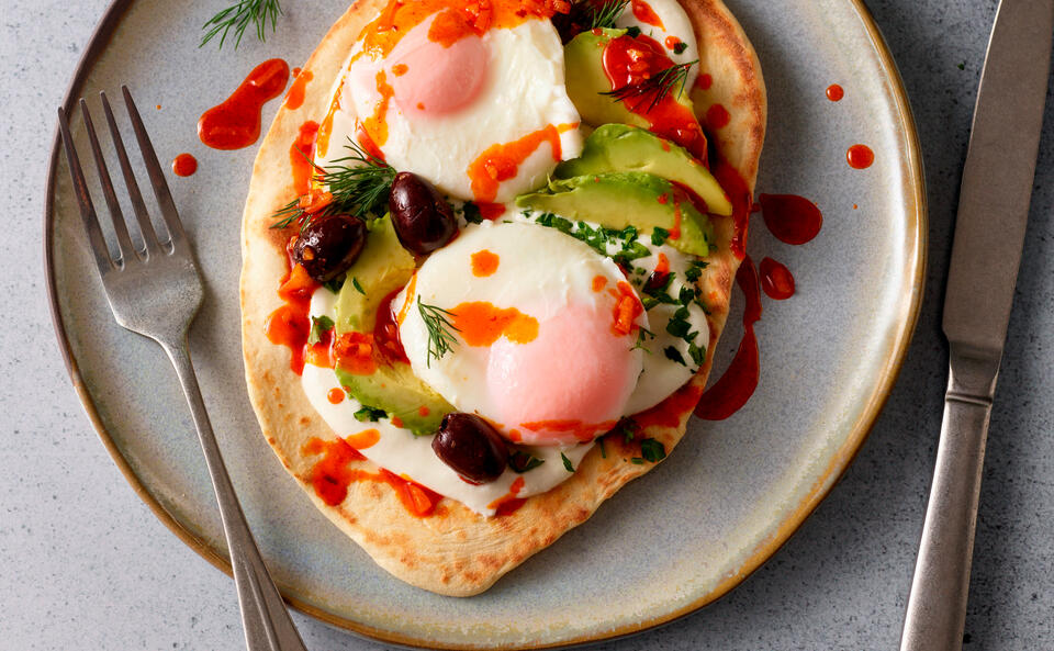 Frühstücks-Naan mit Whipped Feta und pochierten Eiern • Rezept
