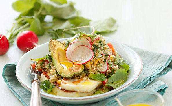 Quinoa-Salat mit Halloumi