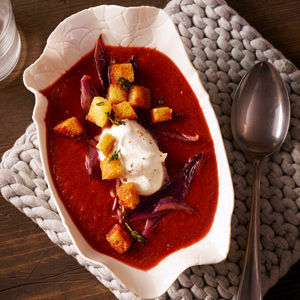 Rote Zwiebelsuppe mit Croûtons