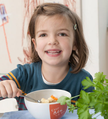 Kinderkücher: Grießnockerlsuppe mit Gemüseblumen