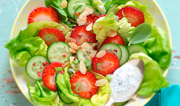 Salat mit Erdbeeren und Gurke