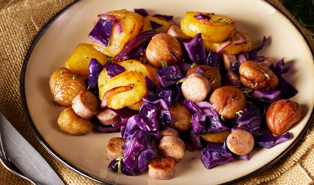 Rotkraut-Maronigröstl mit Bratwurst