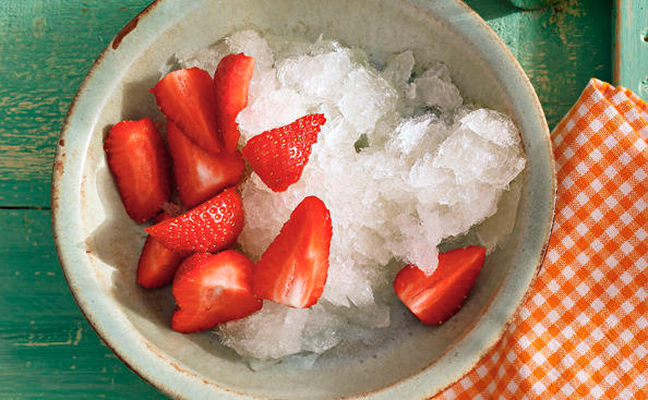 Holundergranitée mit Erdbeeren und Korianderpesto