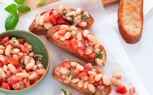 Crostini mit Paradeisern und Bohnen