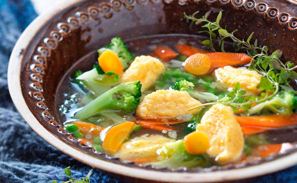 Suppe mit Brokkoli, Karotten und Erbsen