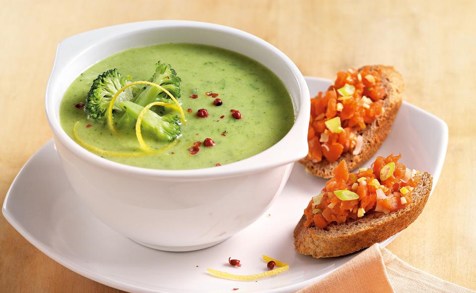 Brokkoli-Suppe mit Räucherlachs-Crostini