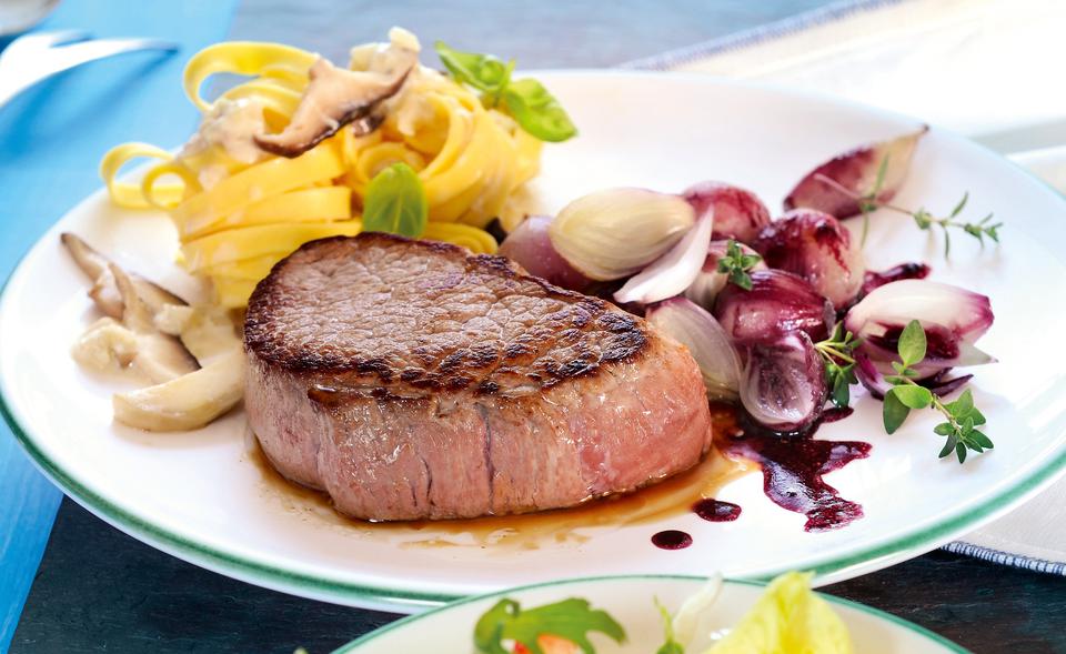 Steak mit Rotwein-Schalotten und Pilz-Tagliatelle