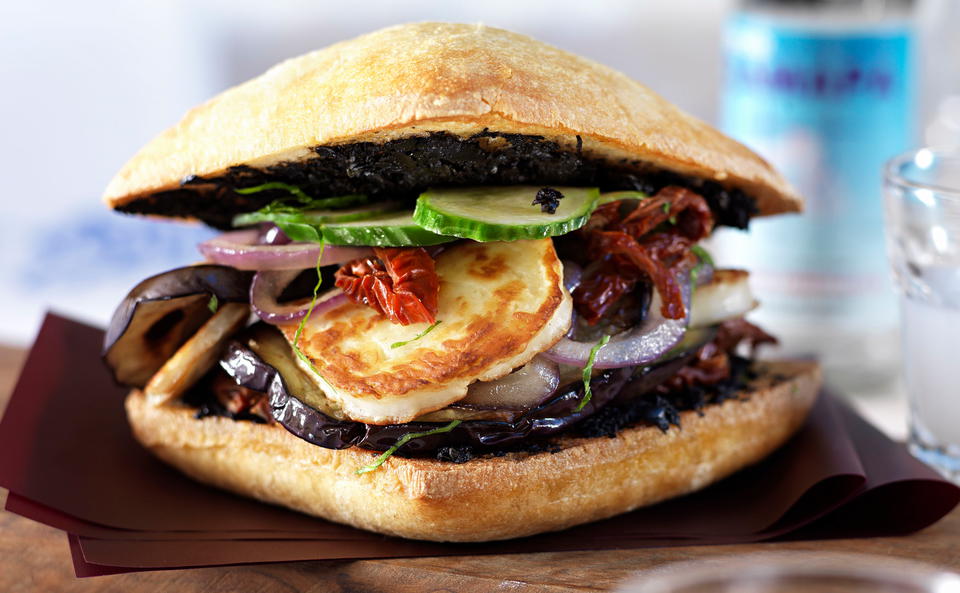 Mediterraner Veggie-Burger mit Olivenpaste