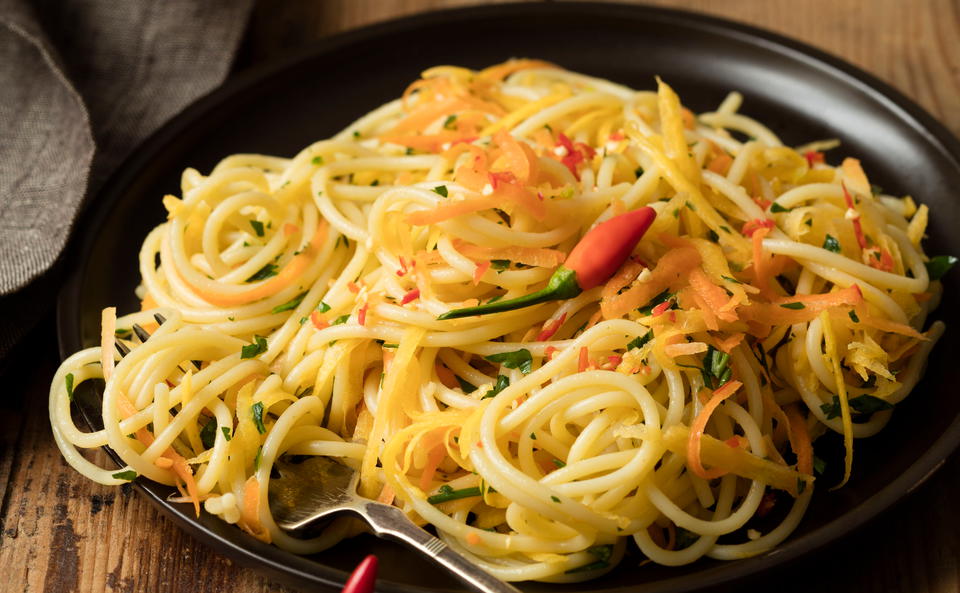 Spaghetti mit Gemüse und Chili