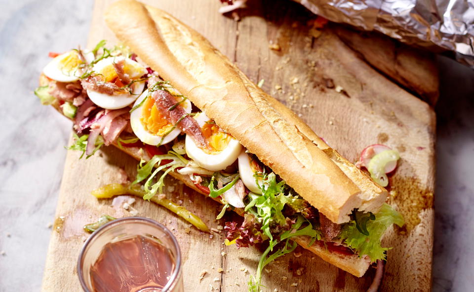 Pan Bagnat mit Salade niçoise: Französisches Salat-Nicoise-Sandwich