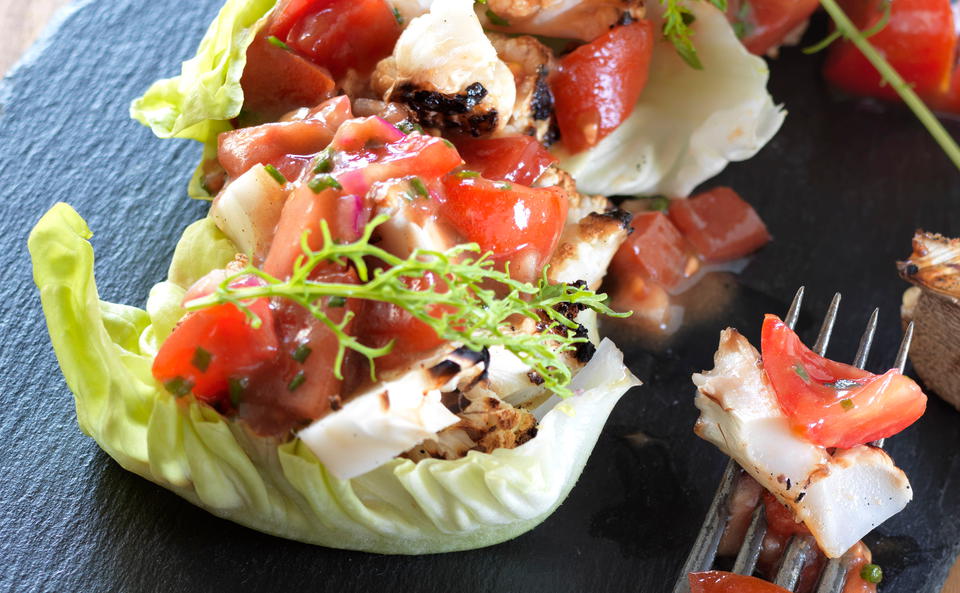 Grillkarfiol-Salat mit Paradeiser-Salsa