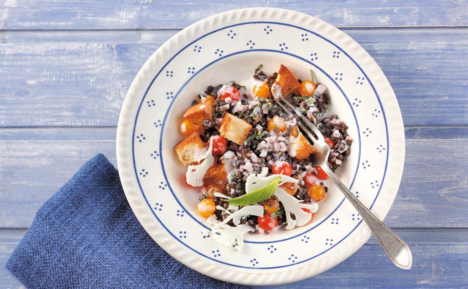 Salat von schwarzen Linsen, Karfiol und Mini-Paradeisern