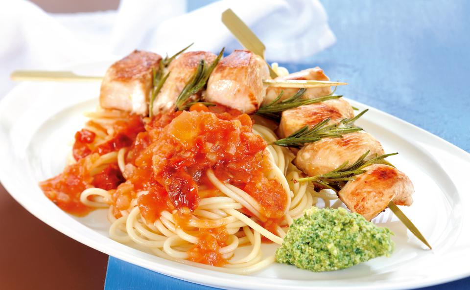 Spaghetti mit Sugo und Hühnerspießchen