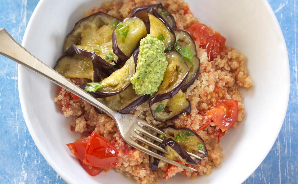 Quinoa-Melanzani-Bowl mit Basilikumcreme