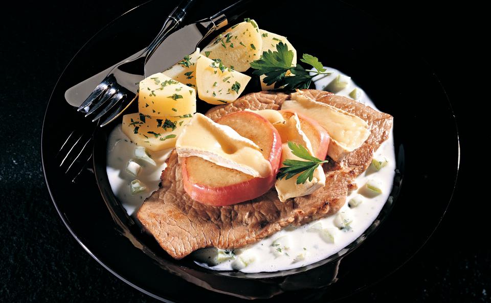 Kalbsschnitzel mit Äpfeln und Camembert überbacken