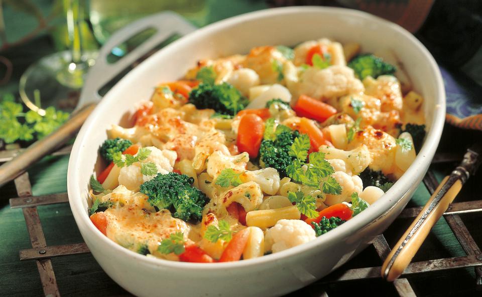 Gemüseauflauf mit Käse und Kräutern • Rezept • GUSTO.AT