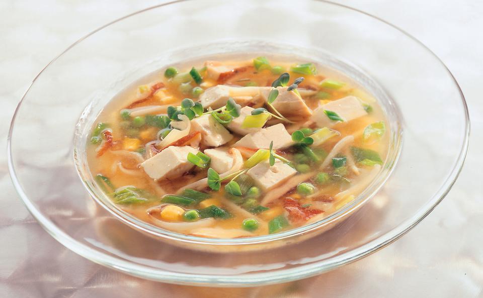 Gemüsesuppe mit Tofu und Kresse