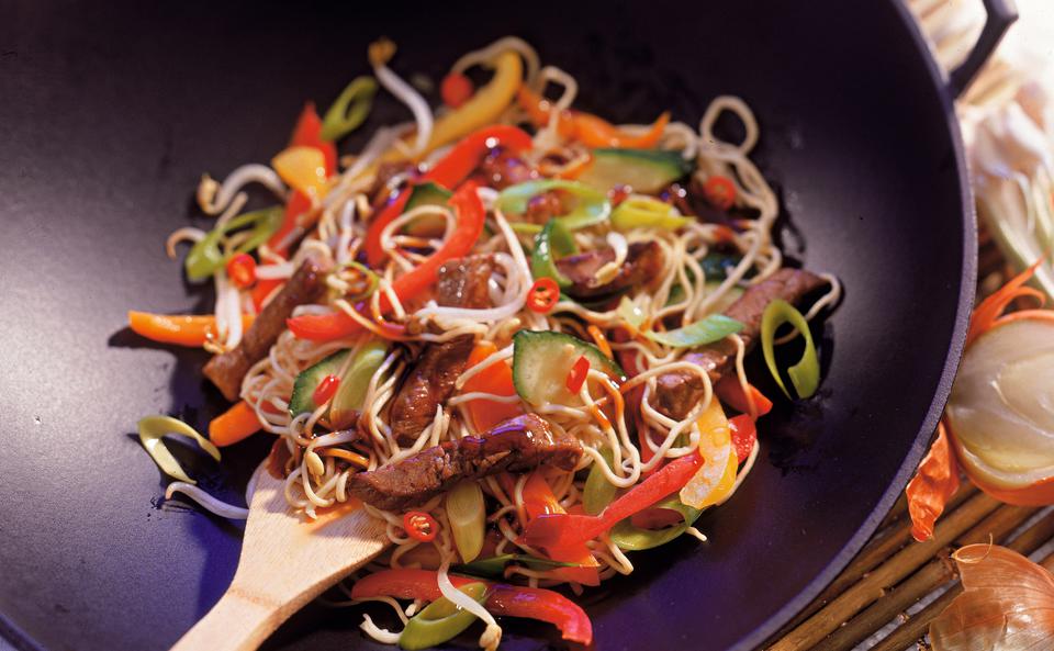 Chow Mein - Gebratene Nudeln mit Rindfleisch, Gemüse und Sprossen