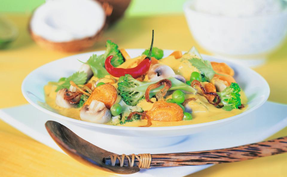 Brokkoli, Karotten und Pilze in Kokos-Curry-Sauce