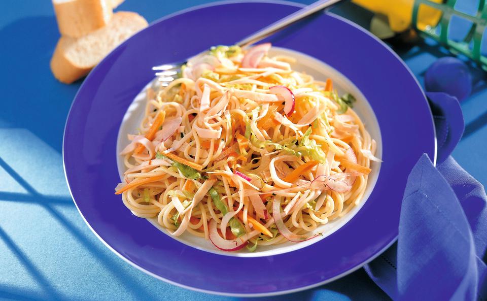 Spaghettisalat mit Gemüse und Schinken