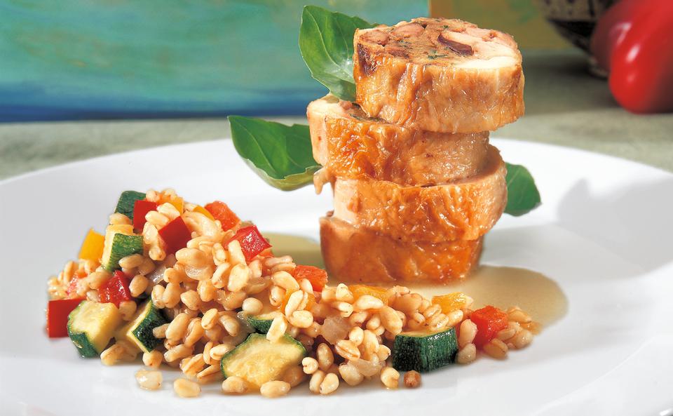 Hühnerkeule mit Leberfüllung auf Zartweizen-Gemüse • Rezept • GUSTO.AT