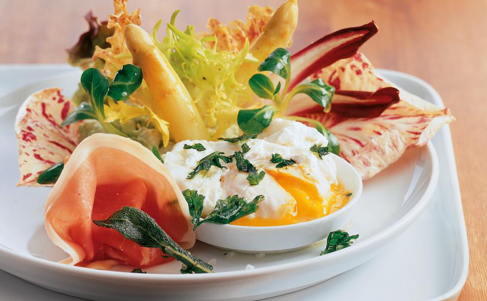 Blattsalate mit Spargel und pochiertem Ei