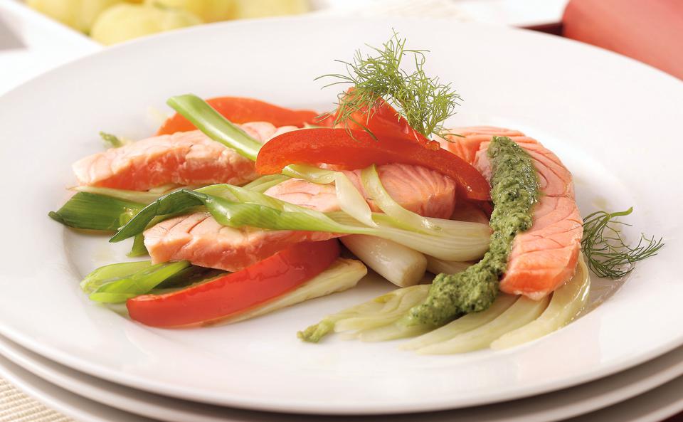 Lachs mit Gemüse und Petersil-Fenchel-Salsa