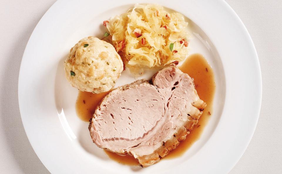 Schweinsbraten mit Semmelknödeln und Biersaft