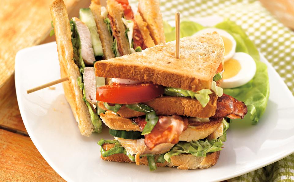 Club Sandwich mit knusprigem Speck