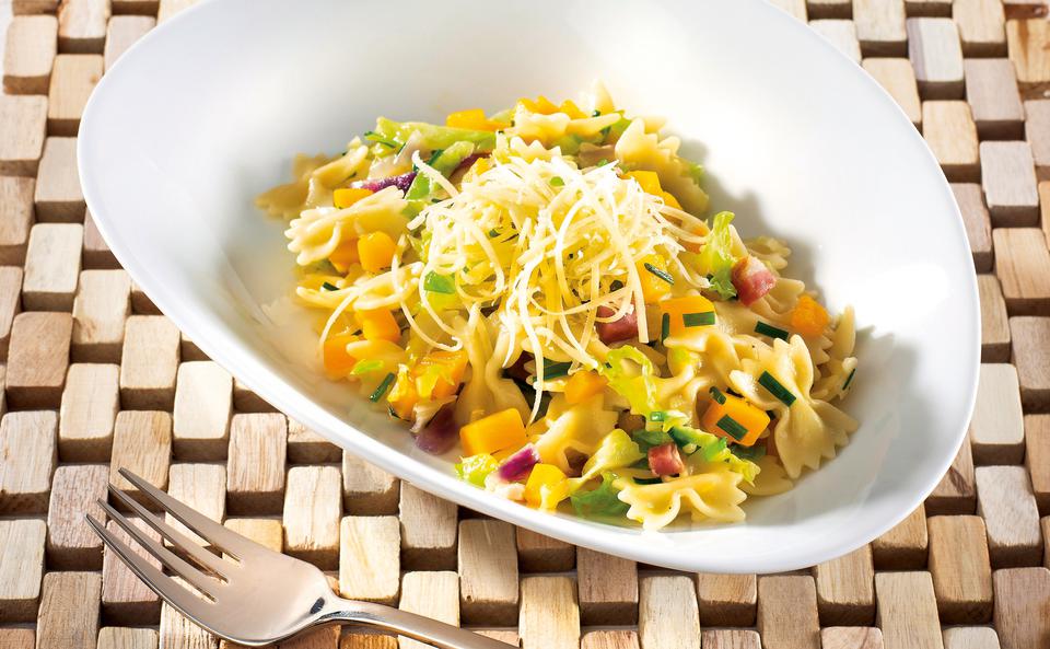 Farfalle mit Kürbis, Kohl und Speck • Rezept • GUSTO.AT