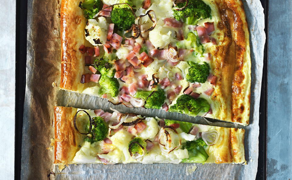Blätterteig-Pizza mit Brokkoli, Karfiol und Schinken