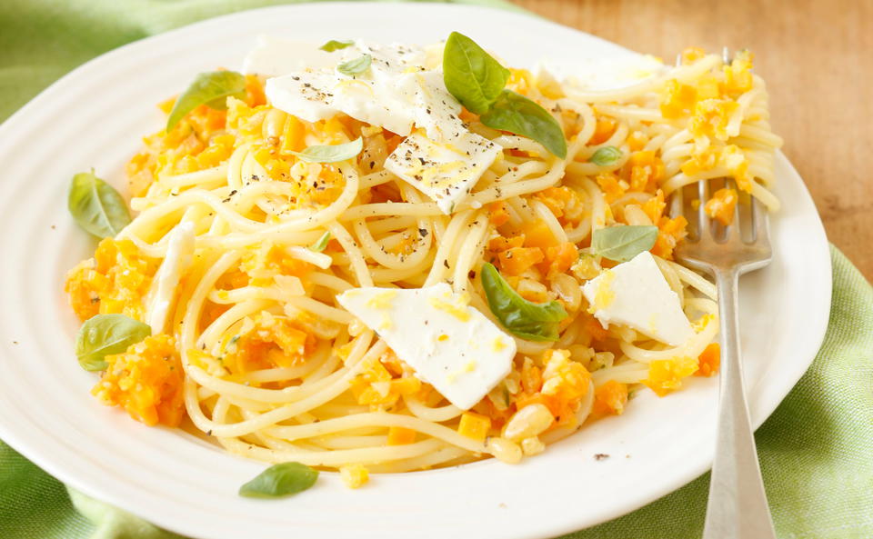 Spaghetti mit Karottenpesto und Feta