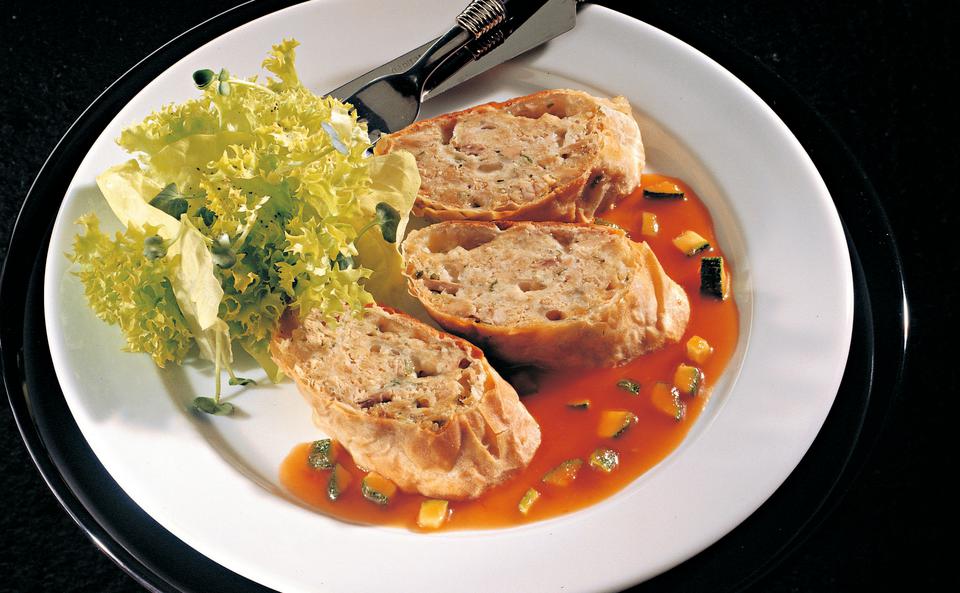 Thunfisch-Mozzarella-Strudel mit Zucchini-Paradeissauce