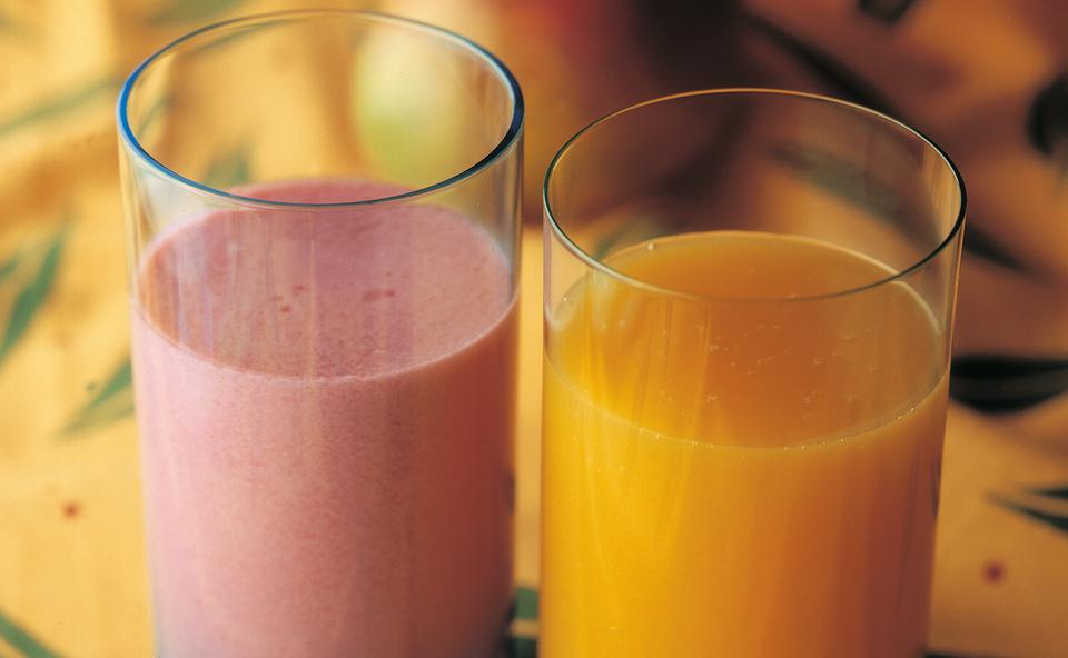 Himbeer-Joghurtdrink und Mango-Orangensaft