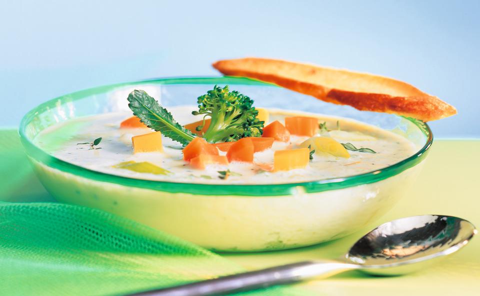 Thymian-Cremesuppe mit Gemüse und Oliven-Croûtons