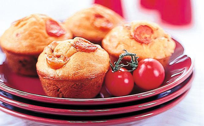 Paradeis-Muffins mit Rosmarin und Olivensauce