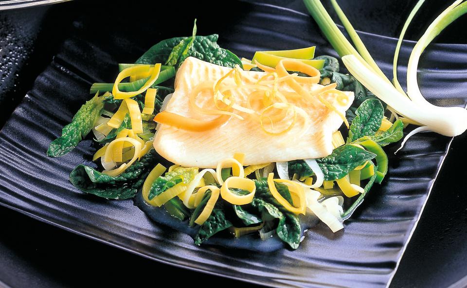 Gedämpftes Fischfilet auf Spinat mit Dip von dreierlei Sesam