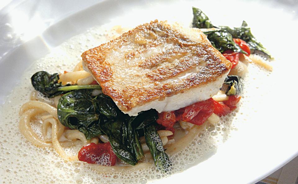 Zander auf Blattspinat mit Thymiansauce und Erdäpfelnudeln • Rezept