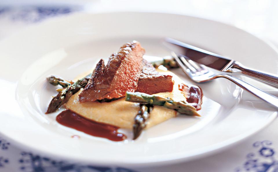 Kurzgebratenes vom Kärntner Hochlandrind mit Spargel und cremiger Polenta