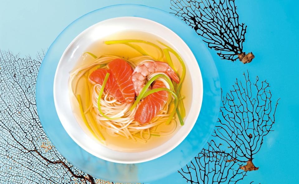Asia-Fischsuppe mit Lachs, Garnelen und Nudeln