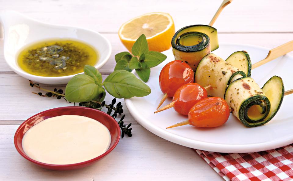 Zucchini-Paradeiser-Spieße mit Erdnuss-Joghurt-Dip