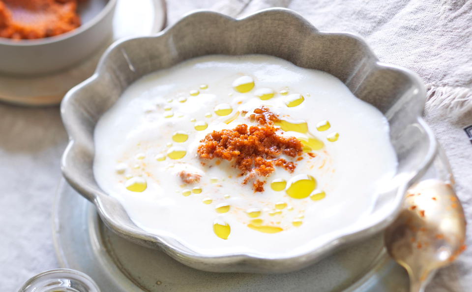 Mozzarellasuppe mit rotem Pesto