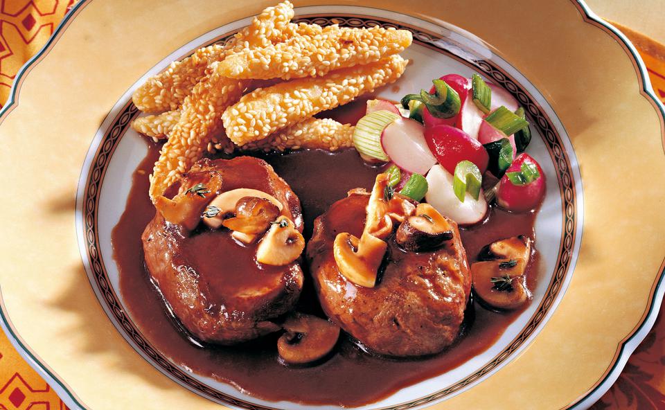 Maibock-Medaillons mit Portweinsauce, Jungzwiebel-Radieschengemüse und Sesamnudeln